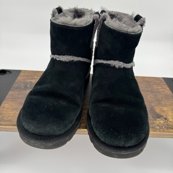 UGG Classic Cuff Mini Boots – Black/Grey – Size 8 (Style 1100211) - Picture 2 of 8